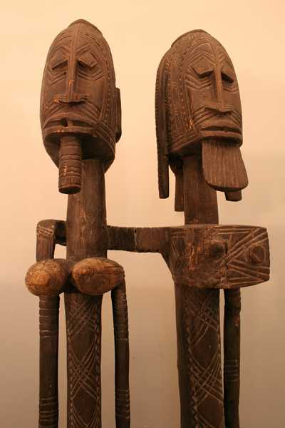 Dogon.(statue), d`afrique : Mali, statuette Dogon.(statue), masque ancien africain Dogon.(statue), art du Mali - Art Africain, collection privées Belgique. Statue africaine de la tribu des Dogon.(statue), provenant du Mali, 773Couple Dogon Dege Dyinge,représentant le couple de jumeaux primordiaux h.102cm.très ancienne pièce 19eme sc.acquisition 1973.Une statue semblable du même sculpteur se trouve au musée de Merion,The Barnes Foundation.et est publiée  fig.253 et 254 dans le livre 